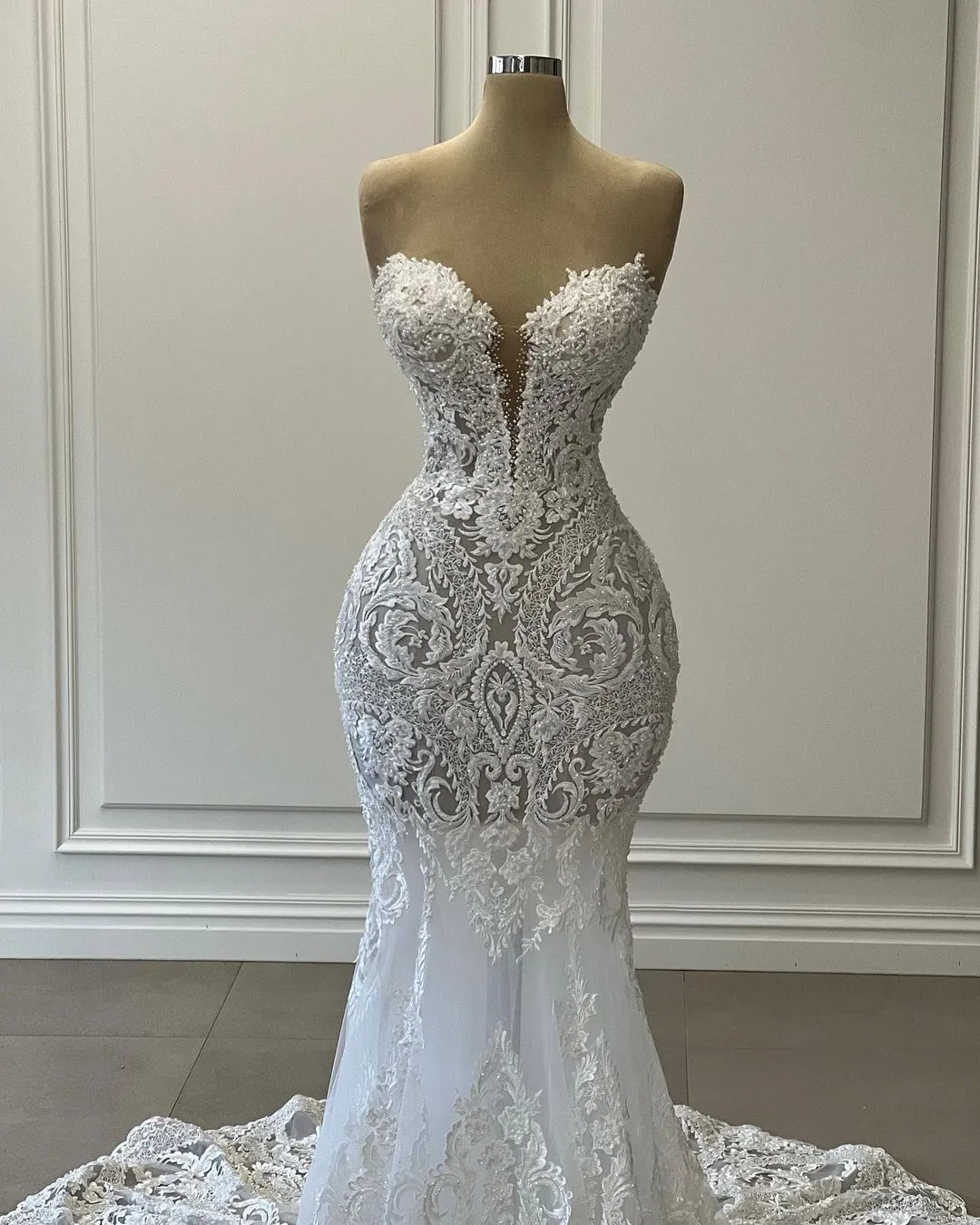 Charming Long White Sweetheart Mermaid Lace Sleeveless Wedding Dress